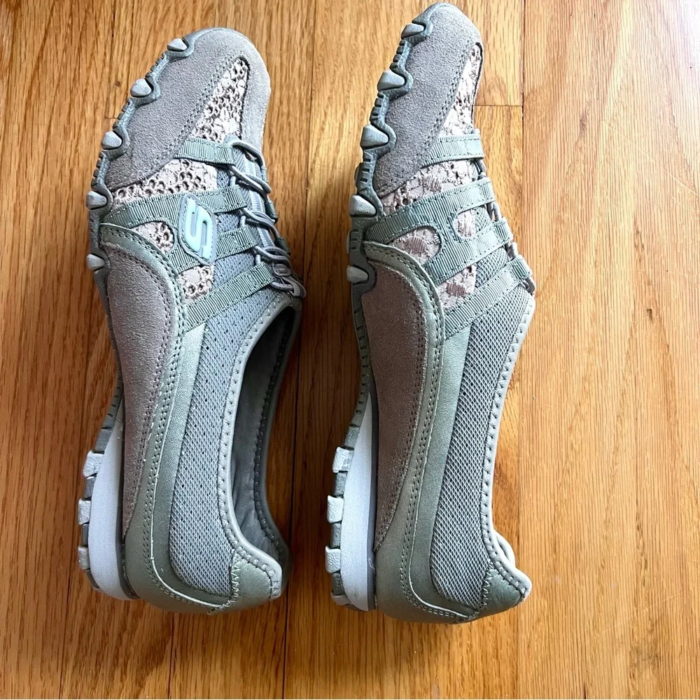 Skechers slip on sz 9.5 Women's Gray Casual Shoes hardly used fun style